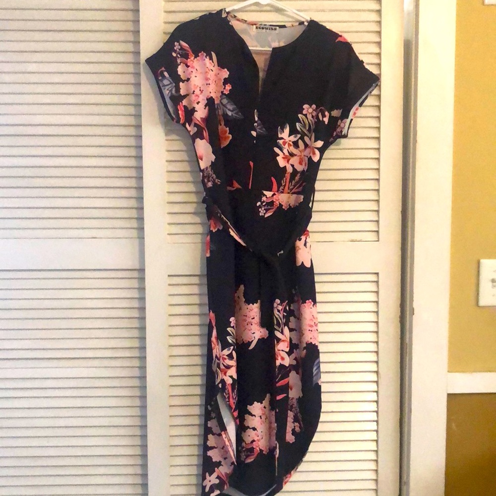 Beautiful stretchy but fits well to size.With a belt.Pink and some greyflowers.